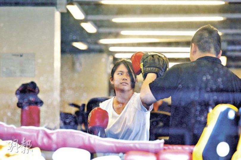 消委會提醒市民,購買健身中心會籍或私人教練等課程時應量力而為,因一旦簽訂合約,便要履行。圖為一名女士在健身中心練習拳擊。(李紹昌攝) 消委會提醒市民,購買健身中心會籍或私人教練等課程時應量力而為,因一旦簽訂合約,便要履行。圖為一名女士在健身中心練習拳擊。(李紹昌攝)