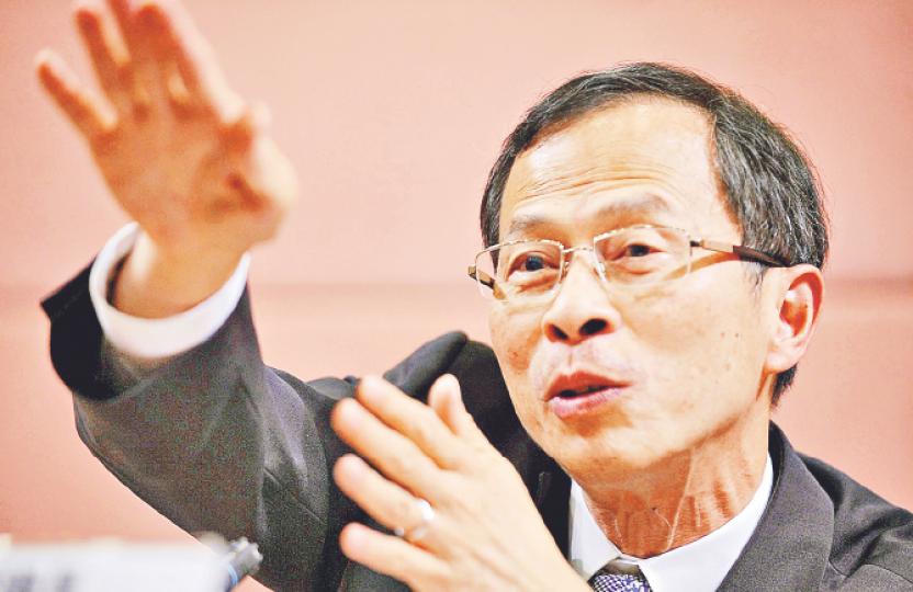 立法會主席曾鈺成昨日舉行立法會年結記者會(圖),他在另一場合回應是否參選特首時說,自己從無考慮「去馬」;但民主黨及公民黨均指曾鈺成較其他3名疑似特首候選人佳。(何家達攝)(明報製圖) 立法會主席曾鈺成昨日舉行立法會年結記者會(圖),他在另一場合回應是否參選特首時說,自己從無考慮「去馬」;但民主黨及公民黨均指曾鈺成較其他3名疑似特首候選人佳。(何家達攝)(明報製圖)