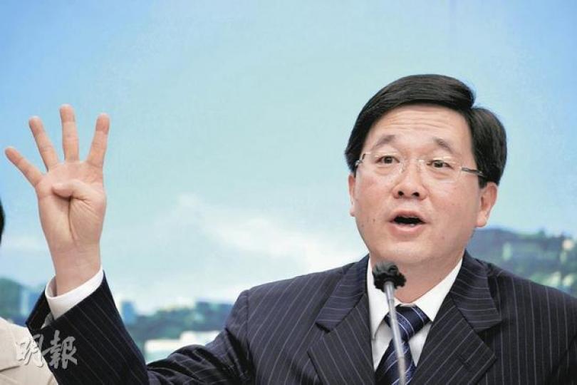 政制及內地事務局長林瑞麟昨公布遞補機制諮詢文件,列出4個方案讓市民表達意見。對於強推遞補機制會否影響仕途,林瑞麟稱,與立法會主席曾鈺成近日回應是否參選特首的精神相近,即知所進退、對自己能力有好的評估,而目前最重要是悉力以赴,解決議員辭職再參選的漏洞。(葉漢華攝) 政制及內地事務局長林瑞麟昨公布遞補機制諮詢文件,列出4個方案讓市民表達意見。對於強推遞補機制會否影響仕途,林瑞麟稱,與立法會主席曾鈺成近日回應是否參選特首的精神相近,即知所進退、對自己能力有好的評估,而目前最重要是悉力以赴,解決議員辭職再參選的漏洞。(葉漢華攝)