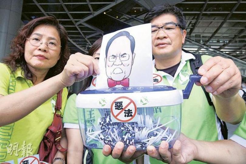 公民黨昨在立法會外示威,吳靄儀(右二)認為政府提出的遞補機制方案及諮詢,較《基本法》23條立法更差,是假諮詢。(李紹昌攝) 公民黨昨在立法會外示威,吳靄儀(右二)認為政府提出的遞補機制方案及諮詢,較《基本法》23條立法更差,是假諮詢。(李紹昌攝)