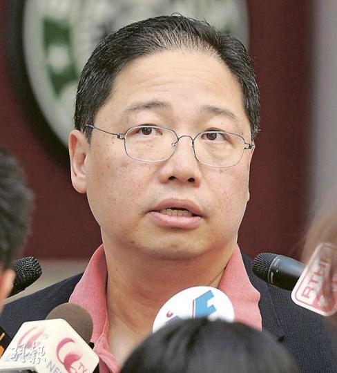 律師會副會長葉禮德表示,政府推出的遞補機制方案具有爭議性,律師會將開會研究,不排除在4個方案以外,提出更多可行方案。(尹錦恩攝) 律師會副會長葉禮德表示,政府推出的遞補機制方案具有爭議性,律師會將開會研究,不排除在4個方案以外,提出更多可行方案。(尹錦恩攝)