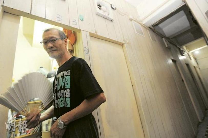 林先生居於板間房逾兩年,他指板間房沒有窗,夏天焗熱,只靠門上的抽氣扇保持空氣流通。去年夏天他試過在房內中暑,自行報警求救。(尹錦恩攝)昨日是農曆大暑,深水埗的板間房內氣溫高達34.9℃。(尹錦恩攝) 林先生居於板間房逾兩年,他指板間房沒有窗,夏天焗熱,只靠門上的抽氣扇保持空氣流通。去年夏天他試過在房內中暑,自行報警求救。(尹錦恩攝)昨日是農曆大暑,深水埗的板間房內氣溫高達34.9℃。(尹錦恩攝)