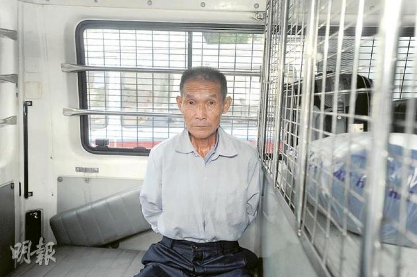 涉焚燒國旗的74歲老翁朱榮昌，報稱在江西務農，昨被送往九龍城裁判法院提堂。他表示自己燒的是馬克思旗，並不是孫中山先生的正宗國旗，又說即使坐牢也要來港。（尹錦恩攝）
