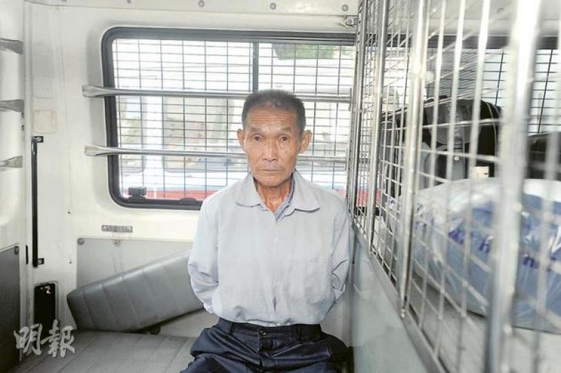 涉焚燒國旗的74歲老翁朱榮昌,報稱在江西務農,昨被送往九龍城裁判法院提堂。他表示自己燒的是馬克思旗,並不是孫中山先生的正宗國旗,又說即使坐牢也要來港。(尹錦恩攝) 涉焚燒國旗的74歲老翁朱榮昌,報稱在江西務農,昨被送往九龍城裁判法院提堂。他表示自己燒的是馬克思旗,並不是孫中山先生的正宗國旗,又說即使坐牢也要來港。(尹錦恩攝)