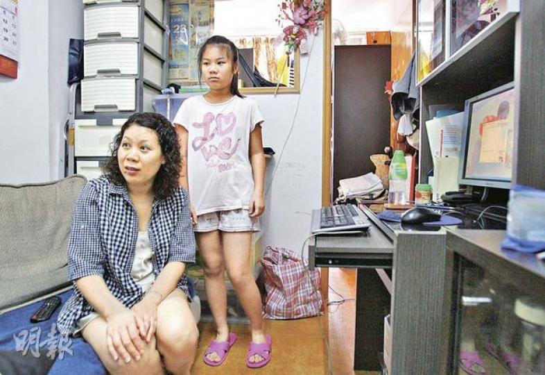 大廈7樓劏房住客陳女士(左)稱,與女兒(右)一家四口居於上址3年,200呎的單位月租3000元,她坦言「業主從未交代過有後樓梯,看過馬頭圍道的意外,一火警會死梗,知道住劏房好危險,但無辦法」。(林振東攝) 大廈7樓劏房住客陳女士(左)稱,與女兒(右)一家四口居於上址3年,200呎的單位月租3000元,她坦言「業主從未交代過有後樓梯,看過馬頭圍道的意外,一火警會死梗,知道住劏房好危險,但無辦法」。(林振東攝)