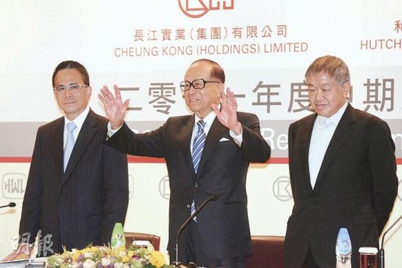 旗下業務遍全球52個國家的和黃主席李嘉誠（中）表示，世界經濟環境有很多不明朗因素，令人擔憂，又提醒經濟增長將會放緩。左為長實副主席李澤鉅，右為和黃董事總經理霍建寧。（郭慶輝攝）