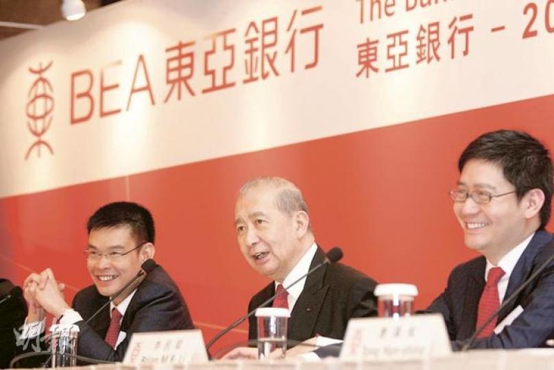 東亞半年盈利創新高，主席兼行政總裁李國寶（中）表示，無意裁減人手。旁為副行政總裁李民橋（左）及李民斌（右）。（郭慶輝攝）