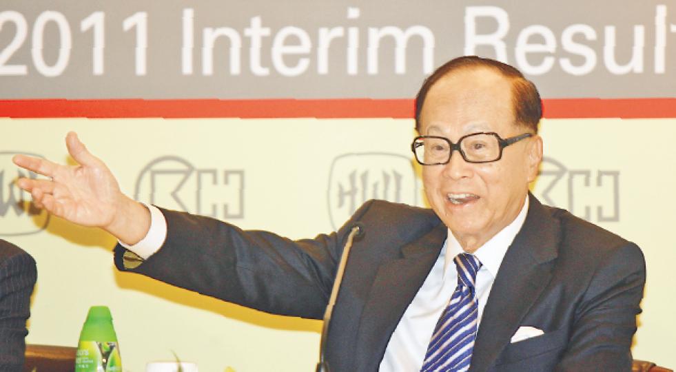 長實主席李嘉誠表示,特首要獲得港人和國家信任,並要有能力勝任工作,「要識得做嘢,唔係剩係識得口講」。(郭慶輝攝) 長實主席李嘉誠表示,特首要獲得港人和國家信任,並要有能力勝任工作,「要識得做嘢,唔係剩係識得口講」。(郭慶輝攝)