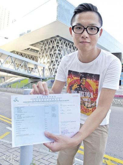 終極會考昨日放榜，熱愛在高登討論區留言的「高登巴打」李卓賢，雖曾荒廢學業而留級中三，去年決心重拾課本自修會考課程，報考10科，結果考獲6科共9分成績，9月成功「跳級」，與同齡同學齊齊升讀副學士先修班。（蕭輝浩攝）