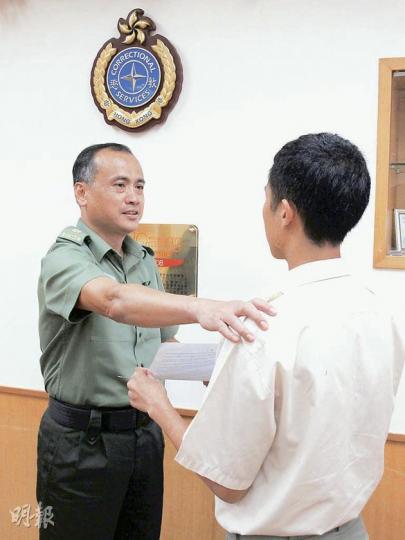 歌連臣角懲教所監督許佐恒（左）昨向Johnny（右）頒發成績通知書，鼓勵他離開懲教所後要繼續努力。Johnny會先到日本旅行慶祝放榜及獲釋，並計劃往日本留學。（彭美芳攝）歌連臣角懲教所今年為在囚會考生設六人房，5名學生擁有個別書桌及參考書，提供安靜環境讀書。（彭美芳攝）