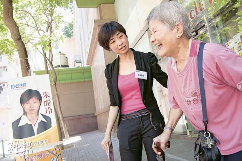 朱麗玲在2003年民建聯最艱難的時間入黨,本是地區統籌角色,今年有機會走在台前參選區議會。(鄧宗弘攝) 朱麗玲在2003年民建聯最艱難的時間入黨,本是地區統籌角色,今年有機會走在台前參選區議會。(鄧宗弘攝)