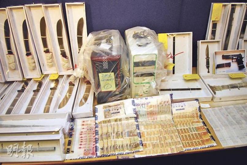 警方在油麻地破獲黑幫兵器庫,搜出大量武器,包括氣槍、牛肉刀、水喉通及伸縮警棍等。此外亦搗破外圍投注,檢獲108萬元現金。(梁琬珊攝)有組織罪案及三合會調查科署理警司吳偉漢(左一)表示,本港警方在「雷霆11」行動中共拘捕1081人,部分有黑社會背景。(梁琬珊攝) 警方在油麻地破獲黑幫兵器庫,搜出大量武器,包括氣槍、牛肉刀、水喉通及伸縮警棍等。此外亦搗破外圍投注,檢獲108萬元現金。(梁琬珊攝)有組織罪案及三合會調查科署理警司吳偉漢(左一)表示,本港警方在「雷霆11」行動中共拘捕1081人,部分有黑社會背景。(梁琬珊攝)