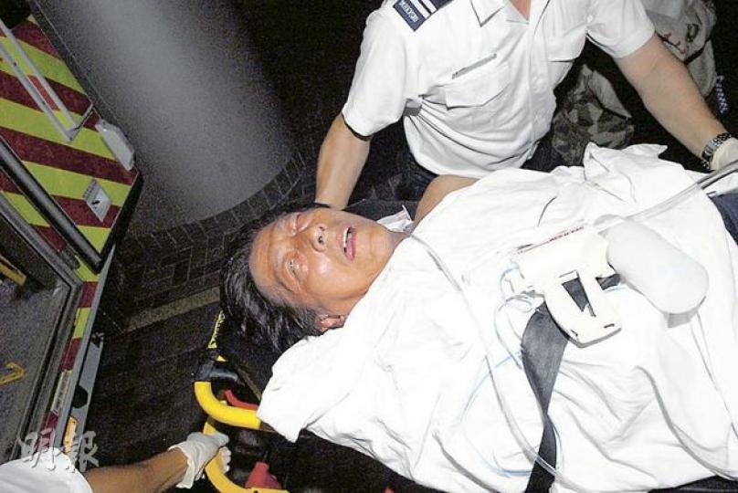 球壇名宿陳鴻平送院時雙眼反白及伸出舌頭,接受搶救後性命垂危。(鍾炳然攝) 球壇名宿陳鴻平送院時雙眼反白及伸出舌頭,接受搶救後性命垂危。(鍾炳然攝)