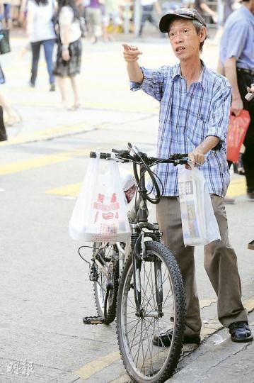 60多歲的葉先生指出,自己是希望節省車資,才選擇以單車代步,平時在大馬路上騎單車,亦非常擔心安全。(尹錦恩攝) 60多歲的葉先生指出,自己是希望節省車資,才選擇以單車代步,平時在大馬路上騎單車,亦非常擔心安全。(尹錦恩攝)
