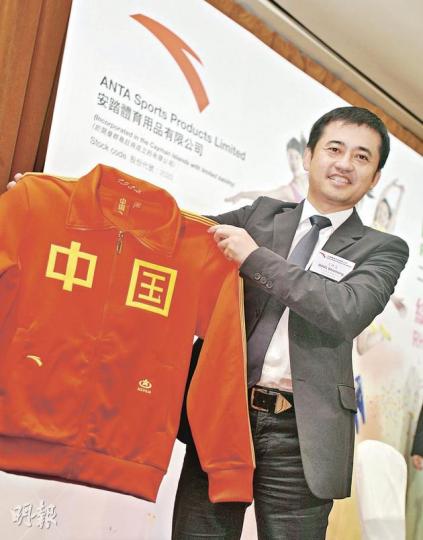 安踏主席兼首席執行官丁世忠對內地體育服飾行業樂觀，圖中他展示的是為中國於1984年獲得史上首面奧運金牌的許海峰曾身穿的「梅花領獎服」之復刻版。（李澤彤攝）