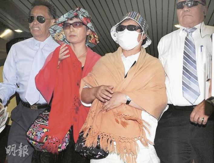 馬頭圍道45J號業主翟愛聯（右二）遭死者家屬質疑一早得悉樓宇有危險，仍不疏散住客，翟反指自己多次向屋宇署求助，是好業主，又稱「要做嘅嘢我統統都做到」。她昨在多名親友護送下離開法院。（何家達攝）塌樓慘劇事隔一年多，死者童慶濤的母親昨仍表現傷心，一度在庭上衝向業主翟愛聯，哭訴「還番個仔畀我」。（葉漢華攝）（明報製圖）