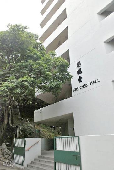 鑽石山火葬場思親堂昨有老翁墮樓身亡，為6年內第4宗同類事件。（雲錦鋒攝）在骨灰龕場墮樓的老翁，送院時已無知覺，急救後證實身亡。（雲錦鋒攝）