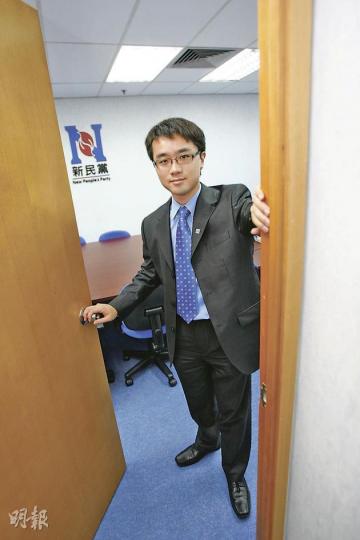 十優狀元施俊輝放下教鞭後加入新民黨，打開從政之門。他正積極進行地區工作，有意於年底參加海怡選區區選。（林振東攝）