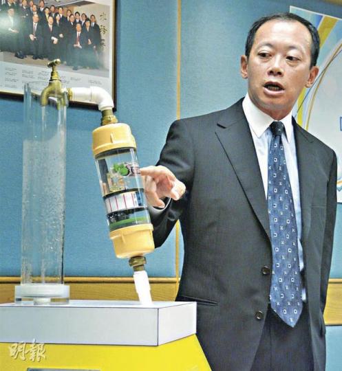 水務署助理署長吳孟冬表示，今日起的家居用水普查，以年底完成1000個家訪為目標，調查員會隔7天向一戶住宅作兩次訪問，其中一項工作包括記錄住戶家居水表讀數，以了解家居一星期的用水量。（鄭穎瑩攝）