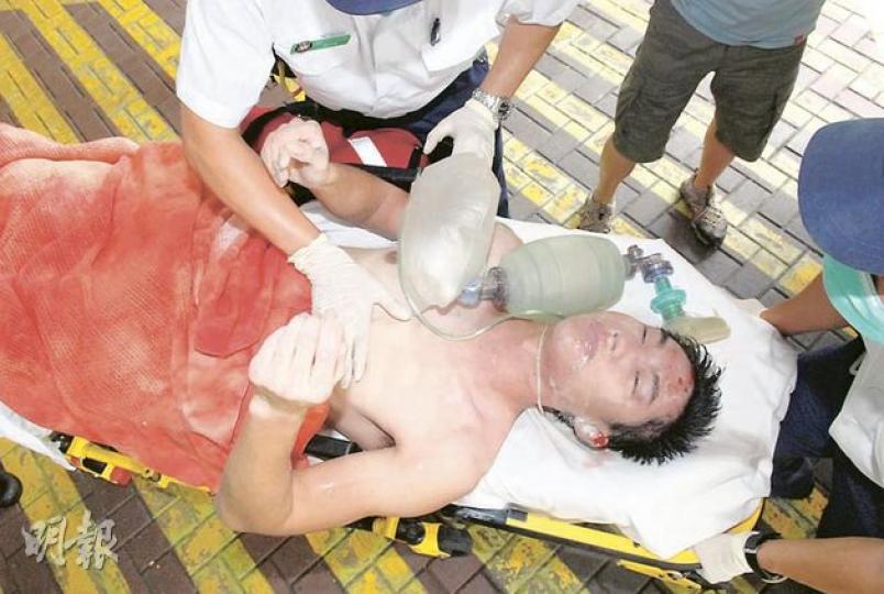 遇溺男子被脫去衣物施救，他送院時雙手僵硬、口吐白沫，最終不治。（雲錦鋒攝）