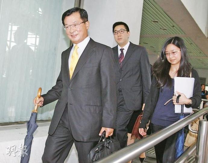 前民航處長林光宇（左）涉利用港機工程獨立非常務董事身分進行內幕交易，被證監會票控，案件明年開審。（林振東攝）