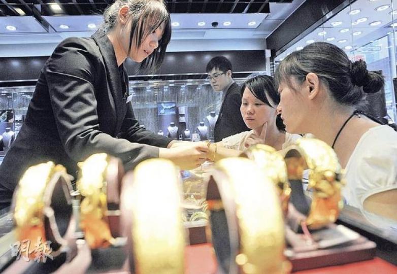 在廣州一間銀行工作的準新娘張小姐,特地請假來港挑選龍鳳鐲。被問到金價急升會不會令她猶疑時,她說:「我不在乎價錢,看中了就會買。」不過,因堅信買樓更抵,目前她仍無買金打算。而從湖南來的李女士(中),則是為慶祝婆婆60高壽來港挑金鐲,她說:「沒有想到會升得那麼快,但這個(鐲子)怎麼說都要買的,也沒法考慮價錢了。」(余俊亮攝)金粒每顆重一両,必須以現金買賣,因此目前仍以500克金條最受買家捧場。(余俊亮攝) 在廣州一間銀行工作的準新娘張小姐,特地請假來港挑選龍鳳鐲。被問到金價急升會不會令她猶疑時,她說:「我不在乎價錢,看中了就會買。」不過,因堅信買樓更抵,目前她仍無買金打算。而從湖南來的李女士(中),則是為慶祝婆婆60高壽來港挑金鐲,她說:「沒有想到會升得那麼快,但這個(鐲子)怎麼說都要買的,也沒法考慮價錢了。」(余俊亮攝)金粒每顆重一両,必須以現金買賣,因此目前仍以500克金條最受買家捧場。(余俊亮攝)