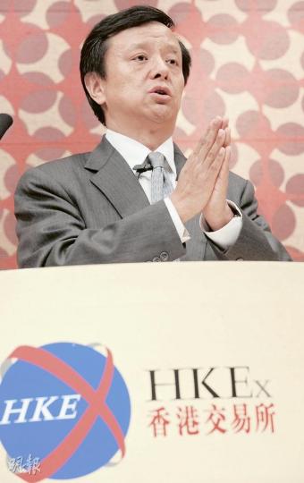 港交所行政總裁李小加說,對於有散戶因7隻股票及419隻衍生工具前日停牌半天不能買賣而蒙受損失,感到遺憾,並形容停牌是痛苦決定,但對於有散戶認為港交所有責任賠償,他未有正面回應。(劉焌陶攝) 港交所行政總裁李小加說,對於有散戶因7隻股票及419隻衍生工具前日停牌半天不能買賣而蒙受損失,感到遺憾,並形容停牌是痛苦決定,但對於有散戶認為港交所有責任賠償,他未有正面回應。(劉焌陶攝)