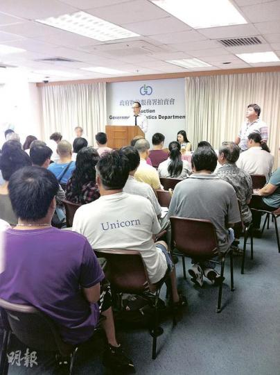 政府物流服務署3日前舉行充公物品拍賣會,吸引不少水貨客和「收買佬」出席,設在閣樓的會議廳座無虛席,不少水貨客與拍賣官「見慣見熟」,競投者對投標規矩非常熟悉。(明報記者攝) 政府物流服務署3日前舉行充公物品拍賣會,吸引不少水貨客和「收買佬」出席,設在閣樓的會議廳座無虛席,不少水貨客與拍賣官「見慣見熟」,競投者對投標規矩非常熟悉。(明報記者攝)