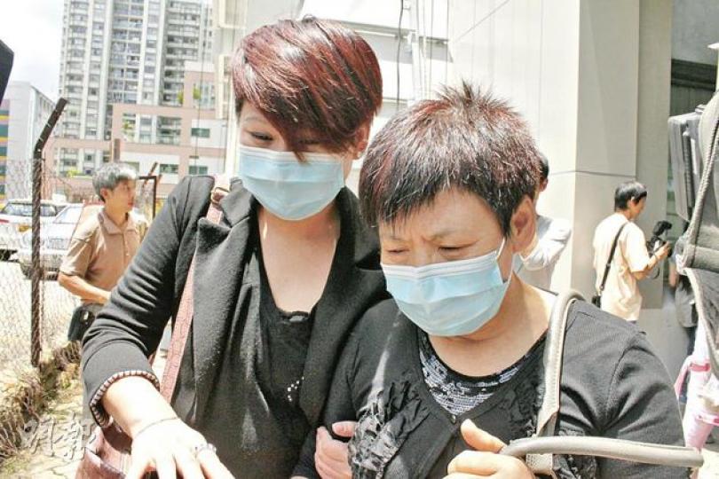 童慶濤媽媽李珍華(右)﹕「表面看,事件似是一宗無人能預測的意外,但我認為整件事是大業主同二房東貪婪,判頭自大無知,屋宇署無能、麻木不仁所做成。大廈倒塌,完全是蓄意疏忽所至,我兒子實際是被他們謀殺!」(邱雅錡攝)蔡道強遺孀李翠新(中)﹕「只要屋宇署人員不是官僚及馬虎處事、馬頭圍道45J業主以及裝修公司的負責人遵守法例要求,作出負責任行為,2010年1月29日,塌樓慘劇完全可以避免。」(梁珮珊攝) 童慶濤媽媽李珍華(右)﹕「表面看,事件似是一宗無人能預測的意外,但我認為整件事是大業主同二房東貪婪,判頭自大無知,屋宇署無能、麻木不仁所做成。大廈倒塌,完全是蓄意疏忽所至,我兒子實際是被他們謀殺!」(邱雅錡攝)蔡道強遺孀李翠新(中)﹕「只要屋宇署人員不是官僚及馬虎處事、馬頭圍道45J業主以及裝修公司的負責人遵守法例要求,作出負責任行為,2010年1月29日,塌樓慘劇完全可以避免。」(梁珮珊攝)