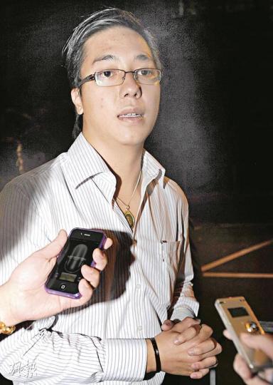 夢想假期負責人張家威(圖)昨與旅遊業議會及旅遊事務署代表開會近5小時,終仍難逃結業命運。(何家達攝)(明報製圖) 夢想假期負責人張家威(圖)昨與旅遊業議會及旅遊事務署代表開會近5小時,終仍難逃結業命運。(何家達攝)(明報製圖)