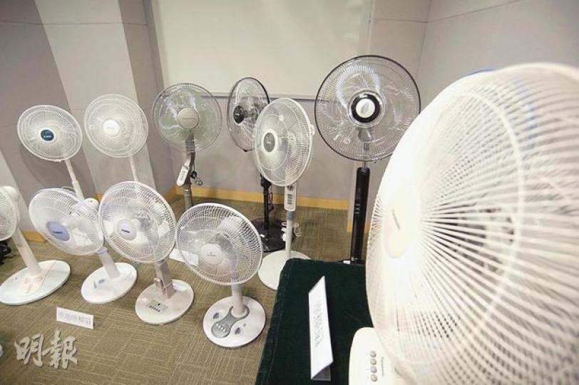 機電工程署抽驗市面12款電風扇,發現僅得一款日本品牌的產品通過所有安全測試,其中9個樣本的絕緣或防觸電裝置保護不足。(葉漢華攝) 機電工程署抽驗市面12款電風扇,發現僅得一款日本品牌的產品通過所有安全測試,其中9個樣本的絕緣或防觸電裝置保護不足。(葉漢華攝)