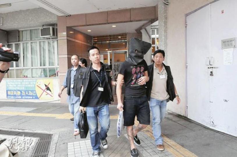 新界北警方昨日採取反毒品行動,其間帶同一被捕疑犯到其富亨邨寓所搜查。(林錫禮攝) 新界北警方昨日採取反毒品行動,其間帶同一被捕疑犯到其富亨邨寓所搜查。(林錫禮攝)