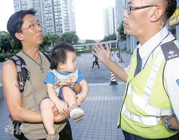 黃先生(左)昨與記者在大廈樓下閒聊及拍照,屋苑護衛員(右)即上前制止,並一直尾隨至屋苑附近巴士站。對於受到如此「重視」,黃先生自嘲「我交的管理費挺划算﹗」他對表達訴求的自由一再受阻感到不滿。(李紹昌攝) 黃先生(左)昨與記者在大廈樓下閒聊及拍照,屋苑護衛員(右)即上前制止,並一直尾隨至屋苑附近巴士站。對於受到如此「重視」,黃先生自嘲「我交的管理費挺划算﹗」他對表達訴求的自由一再受阻感到不滿。(李紹昌攝)
