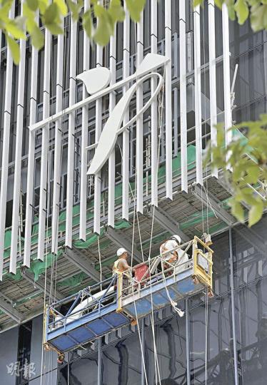 國務院副總理李克強今到添馬艦主持落成儀式,建築工人昨日則趕緊將立法會標誌裝嵌於新立法會大樓牆外。(李澤彤攝)昨日傍晚,立法會標誌已完整裝嵌於立法會新大樓外牆。(李澤彤攝)添馬艦新立法會大樓外,昨日傍晚仍有不少建築工人趕工,但有工人疑因「貪快、貪方便」,在離地10米高空工作時,沒有扣上安全帶。(郭慶輝攝) 國務院副總理李克強今到添馬艦主持落成儀式,建築工人昨日則趕緊將立法會標誌裝嵌於新立法會大樓牆外。(李澤彤攝)昨日傍晚,立法會標誌已完整裝嵌於立法會新大樓外牆。(李澤彤攝)添馬艦新立法會大樓外,昨日傍晚仍有不少建築工人趕工,但有工人疑因「貪快、貪方便」,在離地10米高空工作時,沒有扣上安全帶。(郭慶輝攝)