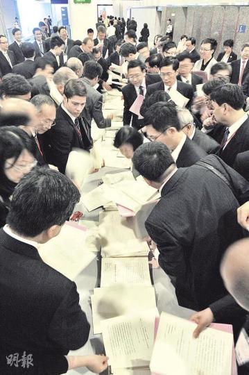 李克強昨發表十二五規劃利港措施講話,法改委主任張平、商務部長陳德銘和人行行長周小川亦先後發言,與會者之後爭相到會議廳外索取發言者講稿。(劉焌陶攝) 李克強昨發表十二五規劃利港措施講話,法改委主任張平、商務部長陳德銘和人行行長周小川亦先後發言,與會者之後爭相到會議廳外索取發言者講稿。(劉焌陶攝)