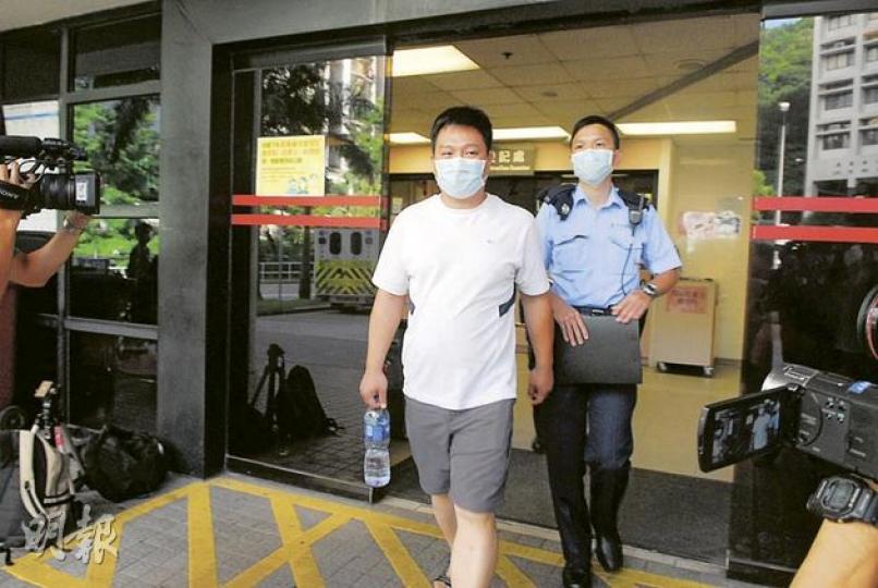 來自瀋陽的男團友,涉嫌與香港女導遊打架,在醫院驗傷後被捕帶署。(何朝財攝)香港女導遊涉嫌與內地男旅客打架,事後由女警押返警署,並以警察制服遮蓋容貌。(樊銳昌攝) 來自瀋陽的男團友,涉嫌與香港女導遊打架,在醫院驗傷後被捕帶署。(何朝財攝)香港女導遊涉嫌與內地男旅客打架,事後由女警押返警署,並以警察制服遮蓋容貌。(樊銳昌攝)