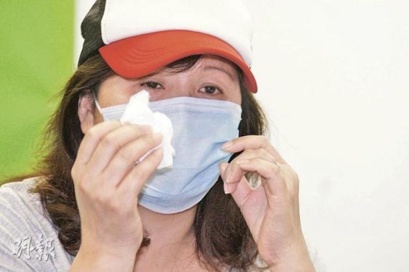 在記者會上拭着眼淚的單親媽媽阿梅,獨力撫養4名未成年子女,為了省錢,每周三天晚餐以白粥配青菜或榨菜解決;不吃粥的日子,餸菜亦只有蛋配菜,子女常說吃不飽。(李紹昌攝)單親媽媽玉珍靠綜援養育兩個兒子,想到兒子發育期卻經常吃不飽,不禁悲從中來。他們有時會到熟食飯堂吃飯,享受吃飽的「幸福感覺」,但平日大多只有青菜少肉。(李紹昌攝) 在記者會上拭着眼淚的單親媽媽阿梅,獨力撫養4名未成年子女,為了省錢,每周三天晚餐以白粥配青菜或榨菜解決;不吃粥的日子,餸菜亦只有蛋配菜,子女常說吃不飽。(李紹昌攝)單親媽媽玉珍靠綜援養育兩個兒子,想到兒子發育期卻經常吃不飽,不禁悲從中來。他們有時會到熟食飯堂吃飯,享受吃飽的「幸福感覺」,但平日大多只有青菜少肉。(李紹昌攝)