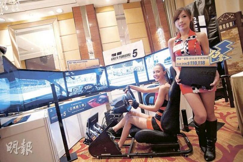 Sony將在電腦通訊節中每日出售1部價值11萬元的「GT5極致豪華駕駛艙」,遊戲機除了有駕駛座,還包括5個巨型熒幕。(葉漢華攝)圖中遙控機械人iDROID,是首個以智能手機跨平台控制的玩具。(葉漢華攝) Sony將在電腦通訊節中每日出售1部價值11萬元的「GT5極致豪華駕駛艙」,遊戲機除了有駕駛座,還包括5個巨型熒幕。(葉漢華攝)圖中遙控機械人iDROID,是首個以智能手機跨平台控制的玩具。(葉漢華攝)