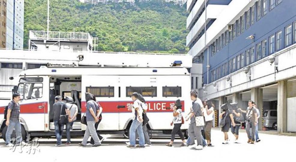 7名男女祈福黨成員在大窩口犯案時被捕,各人戴上頭套被押上警車。(何朝財攝) 7名男女祈福黨成員在大窩口犯案時被捕,各人戴上頭套被押上警車。(何朝財攝)