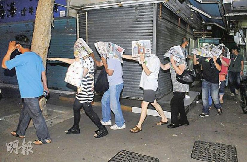 警方在元朗炮仗坊破獲非法麻將館,場內的人多得要排隊等位,51名涉非法聚賭男女被捕帶署。(蔡方山攝) 警方在元朗炮仗坊破獲非法麻將館,場內的人多得要排隊等位,51名涉非法聚賭男女被捕帶署。(蔡方山攝)
