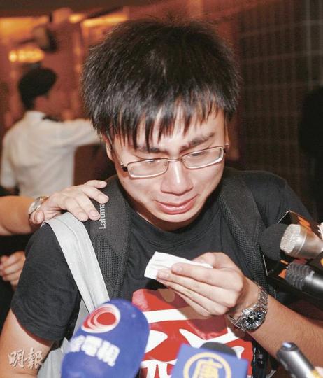 身穿「平反六四」T恤的港大三年級生李成康,昨欲趁李克強到訪表達訴求,未料他在梁銶琚樓後梯欲步出,便被大批警員將他推倒及禁錮梯間,他事後受訪時激動得流淚。(李紹昌攝) 身穿「平反六四」T恤的港大三年級生李成康,昨欲趁李克強到訪表達訴求,未料他在梁銶琚樓後梯欲步出,便被大批警員將他推倒及禁錮梯間,他事後受訪時激動得流淚。(李紹昌攝)