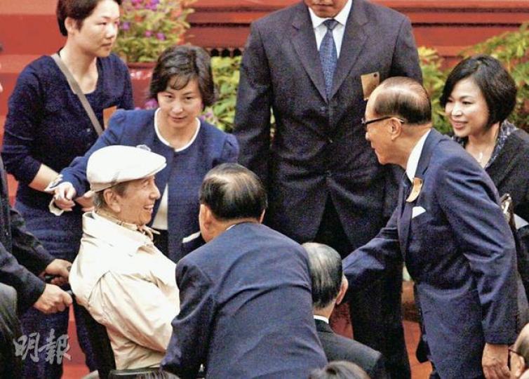「賭王」何鴻燊(左一)近日甚少出席公開場合,昨日在何超瓊陪伴下出席港大校慶,長實主席李嘉誠(右一)主動上前與他握手打招呼。(郭慶輝攝) 「賭王」何鴻燊(左一)近日甚少出席公開場合,昨日在何超瓊陪伴下出席港大校慶,長實主席李嘉誠(右一)主動上前與他握手打招呼。(郭慶輝攝)