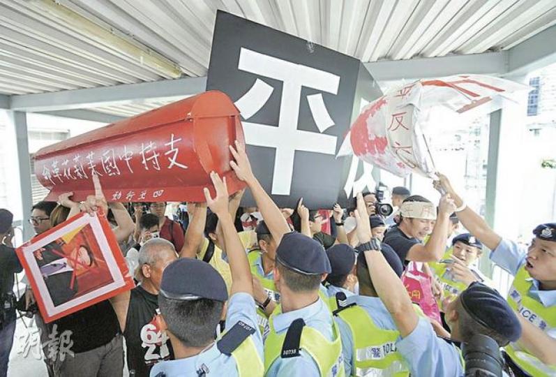社民連和四五行動成員昨午帶同一個寫有「支持中國茉莉花革命」的道具木製棺材,到添馬艦新政府總部外的天橋示威,後來警方和示威者推撞,10多名警員被指迅速把棺材扯爛及帶走。(余俊亮攝) 社民連和四五行動成員昨午帶同一個寫有「支持中國茉莉花革命」的道具木製棺材,到添馬艦新政府總部外的天橋示威,後來警方和示威者推撞,10多名警員被指迅速把棺材扯爛及帶走。(余俊亮攝)