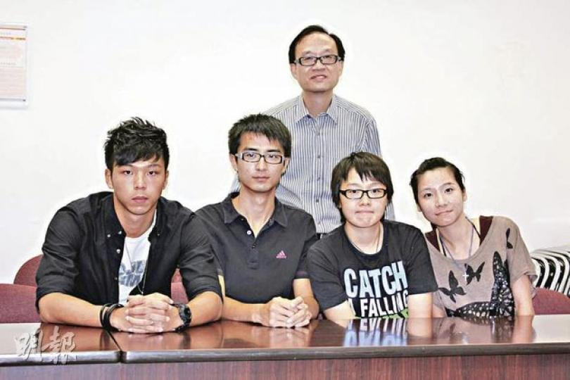 一眾曾任社福機構活動工作員的青年稱,工作經驗令他們人生改變,有人繼續投身社福界,亦有人轉戰醫護行業。22歲的林偉健就成功轉職救護員,認同工作員的經驗令他改過自新。(陳家俊攝) 一眾曾任社福機構活動工作員的青年稱,工作經驗令他們人生改變,有人繼續投身社福界,亦有人轉戰醫護行業。22歲的林偉健就成功轉職救護員,認同工作員的經驗令他改過自新。(陳家俊攝)