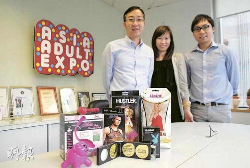 亞洲成人博覽主辦單位縱延展業行政總裁老旭華(左)表示,每屆都有向香港會展申請卻不獲批。副業務經理劉茵茵(中)和市場推廣部的林焯豪(右)指出,今年在澳門的展覽,參展的有80個品牌的成人用品。(阮穎嘉攝) 亞洲成人博覽主辦單位縱延展業行政總裁老旭華(左)表示,每屆都有向香港會展申請卻不獲批。副業務經理劉茵茵(中)和市場推廣部的林焯豪(右)指出,今年在澳門的展覽,參展的有80個品牌的成人用品。(阮穎嘉攝)