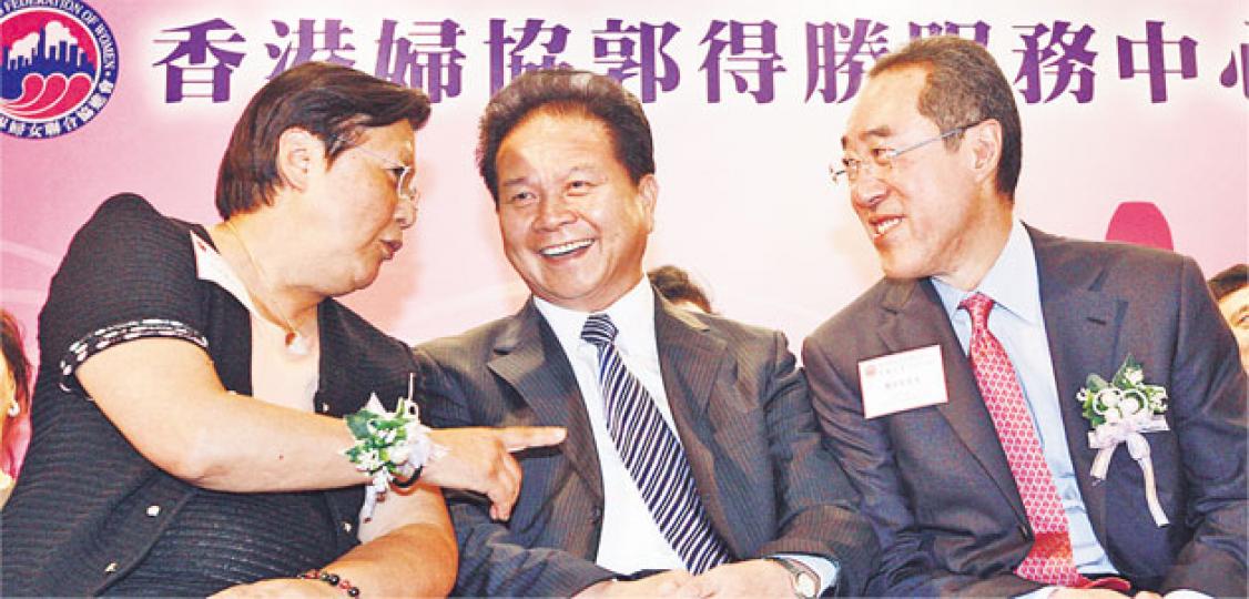 政務司長唐英年(右)及人大常委范徐麗泰(左)昨日參加同一活動時,先後開腔力挺警方在國務院副總理李克強訪港時的保安安排沒有濫權。圖中為廣東省政協副主席湯炳權。(李紹昌攝) 政務司長唐英年(右)及人大常委范徐麗泰(左)昨日參加同一活動時,先後開腔力挺警方在國務院副總理李克強訪港時的保安安排沒有濫權。圖中為廣東省政協副主席湯炳權。(李紹昌攝)