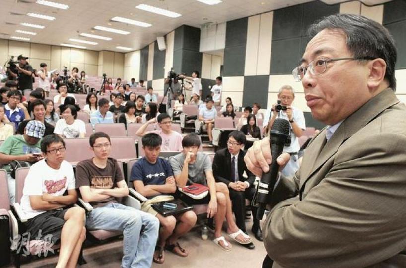 港大校長徐立之(右)昨日應學生會要求,與逾百學生會面。會面歷時約1小時,學生多番質疑港大把校園交由警方接管,以及不滿安排副總理李克強參加百周年慶典,會面充滿火藥味。(劉焌陶攝)港大校長徐立之昨日與學生會晤期間火藥味甚濃,有學生向校長提出多項質疑。(劉焌陶攝)(明報製圖) 港大校長徐立之(右)昨日應學生會要求,與逾百學生會面。會面歷時約1小時,學生多番質疑港大把校園交由警方接管,以及不滿安排副總理李克強參加百周年慶典,會面充滿火藥味。(劉焌陶攝)港大校長徐立之昨日與學生會晤期間火藥味甚濃,有學生向校長提出多項質疑。(劉焌陶攝)(明報製圖)