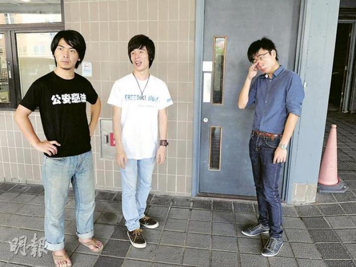 學生李成康(圖)前日在示威期間被警方強行推倒,昨日與校長徐立之對談時離場抗議,並到被推倒及一度「禁錮」的梯間前講述情况。立法會保安事務委員會下周五將舉行特別會議,跟進副總理李克強訪港期間的公眾集會及遊行事宜。(劉焌陶攝) 學生李成康(圖)前日在示威期間被警方強行推倒,昨日與校長徐立之對談時離場抗議,並到被推倒及一度「禁錮」的梯間前講述情况。立法會保安事務委員會下周五將舉行特別會議,跟進副總理李克強訪港期間的公眾集會及遊行事宜。(劉焌陶攝)