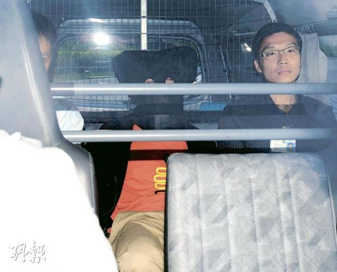 涉嫌有份襲擊港交所網站的香港黑客,昨被警方蒙頭帶返觀塘警署通宵扣查,消息指不排除尚有其他海外黑客在逃。(葉漢華攝)警方前日拘捕一名29歲男子,懷疑與上周港交所網站被黑客襲擊有關,探員昨展示拘捕行動中同時起獲的17部懷疑曾用作攻擊港交所網站的電腦。(葉漢華攝) 涉嫌有份襲擊港交所網站的香港黑客,昨被警方蒙頭帶返觀塘警署通宵扣查,消息指不排除尚有其他海外黑客在逃。(葉漢華攝)警方前日拘捕一名29歲男子,懷疑與上周港交所網站被黑客襲擊有關,探員昨展示拘捕行動中同時起獲的17部懷疑曾用作攻擊港交所網站的電腦。(葉漢華攝)