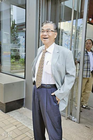 無綫女藝員到跌打舖治療時,稱被跌打師傅孫家強(圖)從後胸襲,孫昨原不欲被拍照,但後來大方讓記者拍照,更着記者「要影就影靚D」。(何家達攝) 無綫女藝員到跌打舖治療時,稱被跌打師傅孫家強(圖)從後胸襲,孫昨原不欲被拍照,但後來大方讓記者拍照,更着記者「要影就影靚D」。(何家達攝)